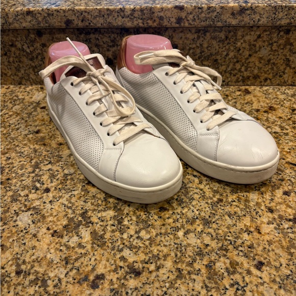 Magnanni Costa Lo Men’s White Perforated Leather Sneakers Sz 9.5 Tan Heels